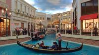 Oben im ersten Obergeschoss des "Venitian" kann man Gondelfahrten auf dem Canale Grande buchen