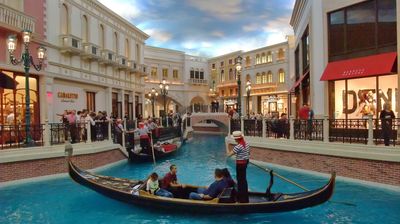 Oben im ersten Obergeschoss des "Venitian" kann man Gondelfahrten auf dem Canale Grande buchen