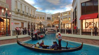 Oben im ersten Obergeschoss des 'Venitian' kann man Gondelfahrten auf dem Canale Grande buchen