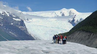 Der 'Icefall' des Root Gletschers im Hintergrund ist mit über zwei Kilometern Höhe angeblich der zweithöchste der Welt. Quasi ein gigantischer Wasserfall aus Eis.