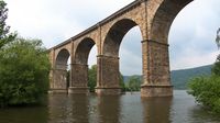 Gewaltige Eisenbahnviadukte überspannen Fluss und Radweg. Über ähnliche Bauwerke radeln wir morgen selber