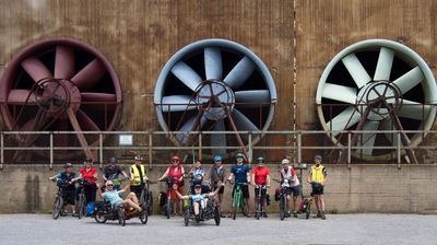 Die riesigen Propeller der alten Kühlanlage drehen sich noch heute manchmal im Wind.