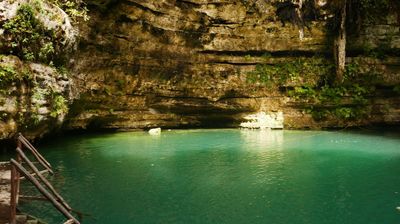 Badevergnügen in einer Cenote ...