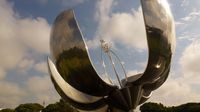 Die gewaltige stählerne Blume Floralis Genérica ist eines der jüngsten Wahrzeichen von Buenos Aires ...