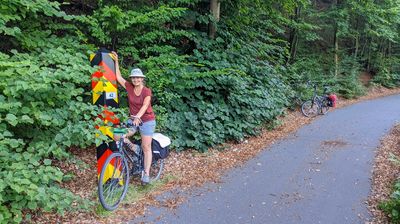 Auf dem Neiße-Radweg fährt man quasi mit dem linken Pedal schon durch Polen. Die schöne Radelstrecke verläuft nämlich direkt an der Grenze zu Polen, erkennbar an den bunten, deutschen Grenzpfählen.