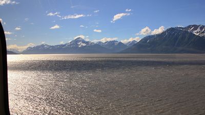 rechter Hand liegt der Turnagain Arm - hier haben wir schon mal Belugawale aus dem Zugfenster beobachten können