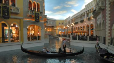 Im Venetian (dem derzeit zweitgrößten Hotel der Welt), fahren echte Gondeln auf echtem Wasser oben im ersten Stock. Der Himmel im Bild ist zwar nicht echt, aber sehr gut gemacht. Venedig in Las Vegas