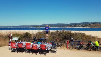 Nach so viel anstrengendem Sightseeing wartet schon der gedeckte Picknicktisch am Strand auf uns