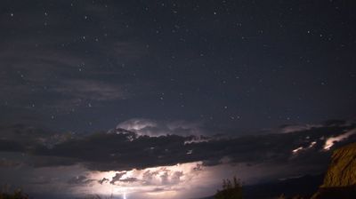 Nächtliches Wetterleuchten in der milden Wüstennacht