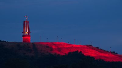 Das größte bergbauliche Kunstwerk der Welt ist einer originalen Bergmannslampe nachempfunden, nachts mit eindrucksvoller Beleuchtung