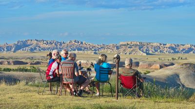 Hier werden wir lecker bekocht und blicken zurück in die Weite der Badlands