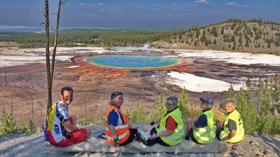 Einer der eindrucksvollsten Aussichtspunkte der ganzen Reise ist dieser hier oberhalb der Grand Prismatic Spring, der drittgrößten Thermalquelle der Welt.