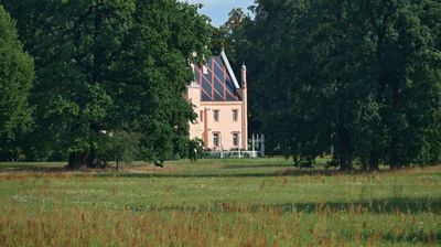 Versteckt in der opulenten Landschaft lugen die herrschaftlichen Gebäude durch das üppige Grün