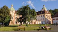 Wenige Kilometer weiter liegt das sehr fotogene Kloster Marienthal – wir dürfen mitten durch radeln