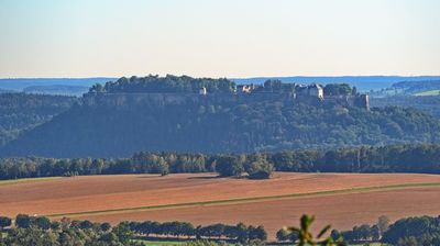 In der Ferne liegt sehr malerisch die Festung Königsstein