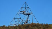 Und es geht weiter mit der Kunst – der berühmte Tetraeder steht in voller Schönheit vor und über uns