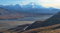 Kleine Valhalla-Wandergruppe in großer  Landschaft 2 - im Hintergrund der Denali