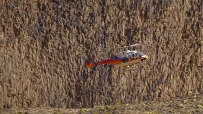 Wir fliegen mit dem Helikopter aus dem Canyon ...