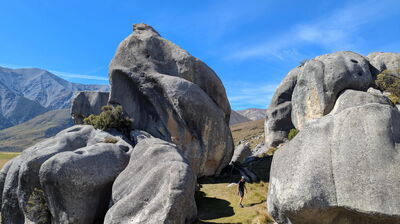Ein wildromatischer, kurzer Wanderweg führt uns durch eine bizarre Umgebung