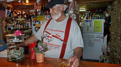 … und abends macht unser Gastgeber Butch seine originelle Bar nur für uns auf