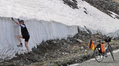 Heiß gelaufene RadlerInnen dürfen sich natürlich gerne im Schnee wälzen ...