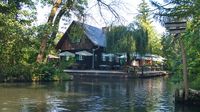 Im Spreewald sind viele Verkehrswege nur mit einem Wasserfahrzeug zu bewältigen