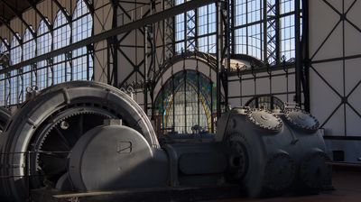 Die alten Maschinen und Generatoren bilden einen eindrucksvollen Kontrast zu dem berühmten Jugendstilportal
