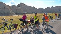 Eine Gruppe RadlerInnen bestaunt die Dickhornschafe