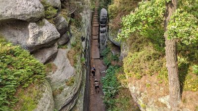 Der Aufstieg dauert nicht lange und führt durch diese hohle Gasse