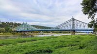 Der Elberadweg bringt uns äußerst flach flussabwärts nach Dresden, natürlich auch unter dem Blauen Wunder hindurch