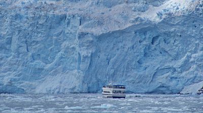 Vor dem gewaltigen Gletscher verliert sich unser Boot regelrecht