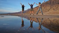 Badwater Im 'schlechten' (sehr salzhaltigen) Wasser spiegeln sich die dynamischen Valhalla-Wandersleute