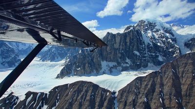 Und schon kurven wir elegant über und durch die Alaska Range