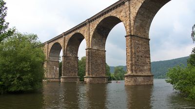 Gewaltige Eisenbahnviadukte überspannen Fluss und Radweg. Über ähnliche Bauwerke radeln wir morgen selber