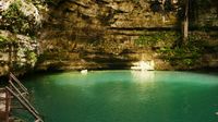 Badevergnügen in einer Cenote ...