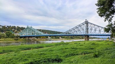 Der Elberadweg bringt uns äußerst flach flussabwärts nach Dresden, natürlich auch unter dem Blauen Wunder hindurch