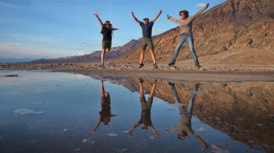 Badwater Im 'schlechten' (sehr salzhaltigen) Wasser spiegeln sich die dynamischen Valhalla-Wandersleute