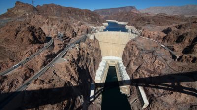 Der Hoover Dam, von der entsprechenden Aussichtsplattform aus gesehen.