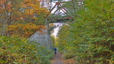 Mitten im Ruhrgebiet, man glaubt es kaum Auf der ehemaligen Eisenbahnbrücke da oben herrscht übrigens auch längst reger Fahrradverkehr