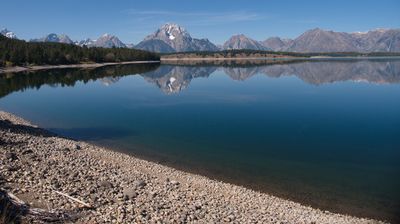 Die gewaltige Teton Range spiegelt sich im Jackson Lake