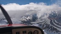 Wir fliegen über die spektakuläre Berg- und Gletscherwelt des Wrangell-St Elias Nationalparks zu einer Geisterstadt aus den 30-er Jahren.