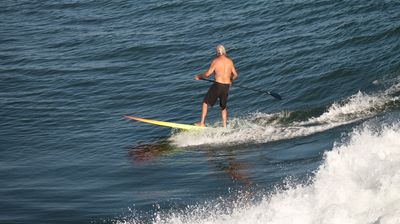 Santa Cruz gilt als die Surf-Haupstadt der amerikanischen Pazifikküste, es surfen alt ...