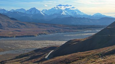 Kleine Valhalla-Wandergruppe in großer  Landschaft 2 - im Hintergrund der Denali