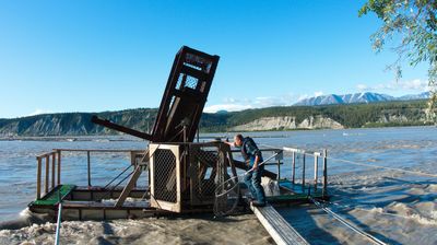 Nachmittags in Chitina lernen wir einiges über die lokalen Lachsfangmethoden per Fish Wheel kennen