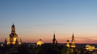 Die unverwechselbare Stadtsilhouette Dresdens mit der markanten Frauenkirchenkuppel im letzten Abendlicht