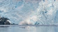 Hier und da fallen größere Eisbrocken ins Meer