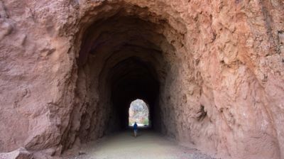 Die Tunnel haben Übergröße, weil die gewaltigen Maschinenteile und Turbinen hindurch passen mussten