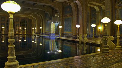 Natürlich gibt es auch einen opulenten Indoor-Pool, mit Blattgoldfliesen