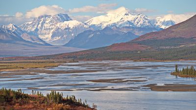 Gleich überqueren wir den gewaltigen Susitna River vor eindrucksvoller Bergkulisse