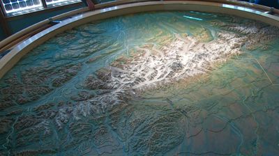 Heute bietet sich zur Einstimmung auf den morgigen Wandertag ein Besuch des Denali Visitor centers an, hier gibt es zum Beispiel ein schönes Relief der Alaska-Range um den Denali